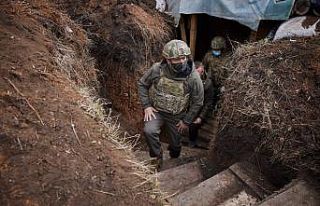 Zelenskiy, gerilimin hakim olduğu Donbass’ta askerlerle...