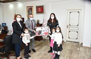 Ziyaretine gelen minik öğrencilere okul ve satranç...