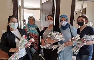 10 bin anneye çiçek dağıtıldı