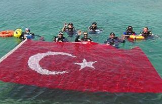 19 Mayıs’ta deniz altında 30 metrelik Türk bayrağı...