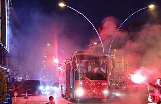 25 Mayıs’ın 102. yılında konvoy ve havai fişek...
