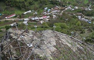 350 tonluk kayaya karşı köylerini çelik halatla...