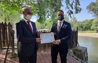 36 yılını eğitime adayan müdür, onur belgesiyle...