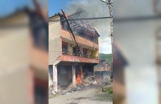 3 katlı bina yangında kullanılamaz hale geldi