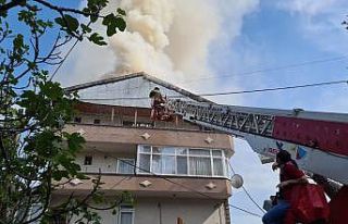 4 katlı binanın çatı katı alev alev yandı, kalabalık...