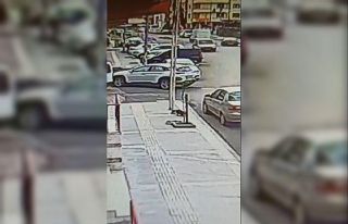 4. kattan aşağıya dört ayak üstüne düşen kedi...