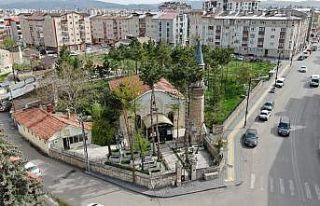 5 asırlık caminin dört bir yanı mezarlık