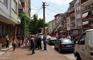 5 katlı binanın çatısında çıkan yangın korkuttu