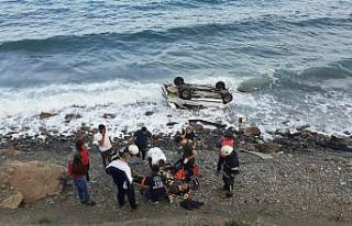 5 kişinin bulunduğu araç denize uçtu