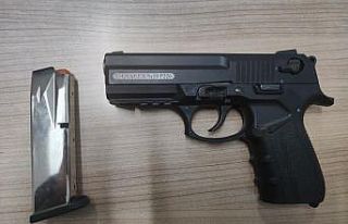 6 suçtan kaydı olan şahsın otomobilinde tabanca...