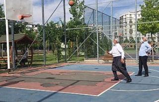 70’lik dede şalvarını giydi, basketbol topunu...
