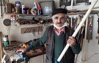 76 yaşındaki vatandaş ekmeğini ’sap’tan çıkarıyor