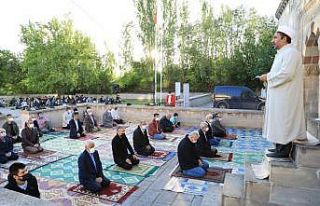 800 yıllık namazgâhta bayram namazı sevinci