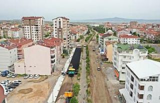 80. Yıl Bulvarında sıcak asfalt çalışmaları...