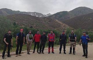 9 saatte 2 bin 950 rakımlı dağa tırmandılar