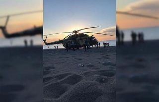 Acil iniş yapan helikopterdeki askeri personelin...