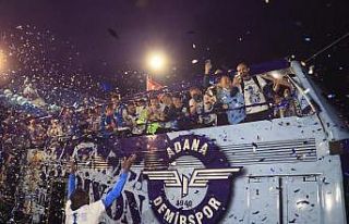 Adana Demirspor, tesislerde havai fişek gösterisi...