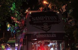 Adana Demirspor, üstü açık otobüsle kentte şampiyonluk...