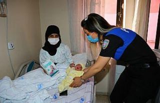 Adana’da polis bebek bezi dağıttı