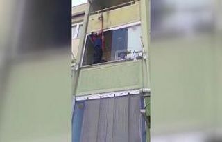 Ağa takılan güvercini itfaiye ekipleri kurtardı