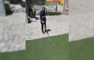 Ağrı’da evin bahçesine giren yılan yakalanıp...