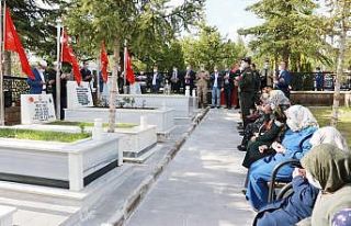 Ahlat’ta şehitlik ziyareti