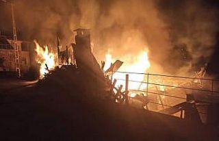 Ahşap köy evi yanarak kül oldu