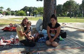 Aileleriyle tartışıp evden kovuldular, parkta yaşamaya...