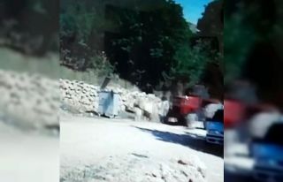 Ailesine yardım için geldi, traktörün altında...