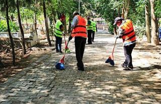 Akçakale’de mezarlıklar rutin olarak temizleniyor