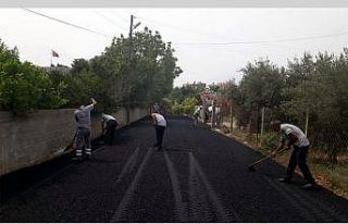 Akdeniz’de asfalt yama ve yol açma çalışmaları...