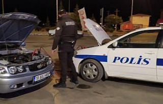Aküsü biten sürücünün yardımına polis koştu