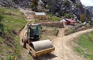 Alanya kırsalında heyelandan kapanan yol trafiğe...
