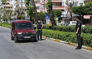 Alanya’da polis ekiplerinden sıkı ’tam kapanma’...