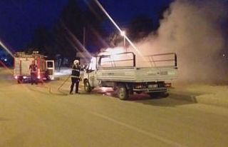 Alev alan kamyonet küle döndü