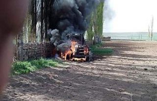 Alev alev yanan traktör kullanılamaz hale geldi