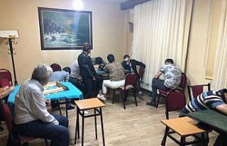 Alkollü oyun mekânını polis bastı