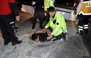 Alkollü sürücü takla atan aracından kendisini...