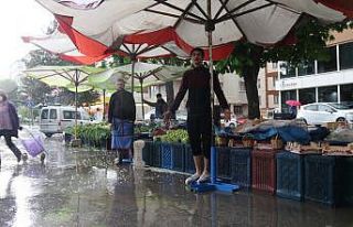 Altyapı sorunu olan caddede pazar esnafının yağmur...