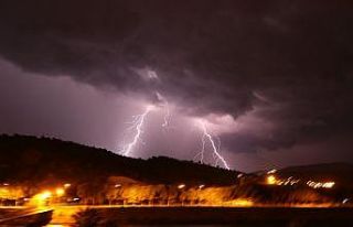 Amasya’da şimşekler gökyüzünü aydınlattı