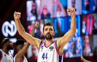 Anadolu Efes Euroleague şampiyonluğu için parkeye...