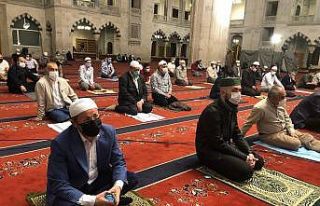 Ankara Kocatepe Camisi’nde Kadir Gecesi sosyal mesafe...