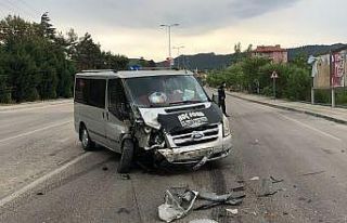 Ankara’da minibüs otomobille çarpıştı: 3 yaralı