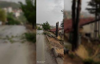 Ankara’daki fırtına minarenin kubbesini devirdi