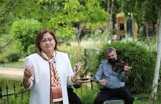 Anne şiirlerini hem okudu hem ağladı
