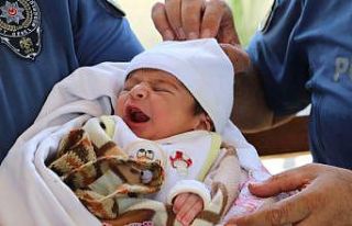 Annesinin kaldırıma bıraktığı bebeğe polis...