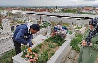 Annesinin ölümüne alışamayan engelli genç, iki...
