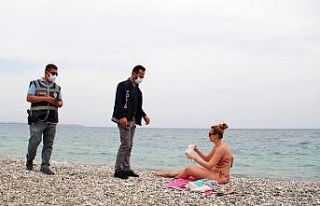 Antalya polisinden sahildeki turistlere de sıkı...