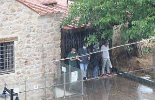 Antalya’da aniden bastıran sağanak yağış, vatandaşı...