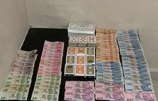 Antalya’da evde kumar oynayan 12 kişiye 110 bin...